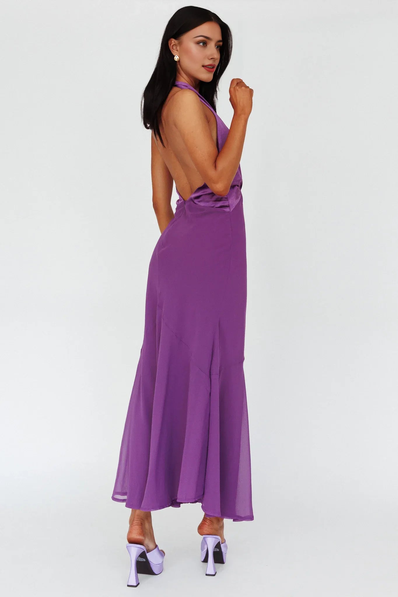Vestido largo elegante de Weitese, morado, con cuello halter, corpiño de satén, escote en V pronunciado y silueta fluida.